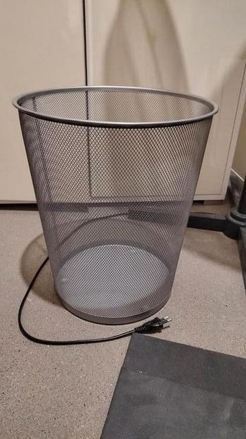 Metalen prullenbak beschikbaar voor biedingen