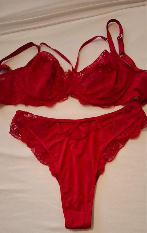 Prachtig sjiek setje Hunkemoller 90D Slip L, Kleding | Dames, Ondergoed en Lingerie, Rood, Ophalen of Verzenden