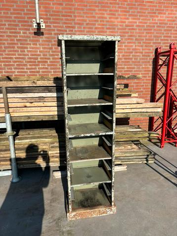 Vintage antieke kast beschikbaar voor biedingen