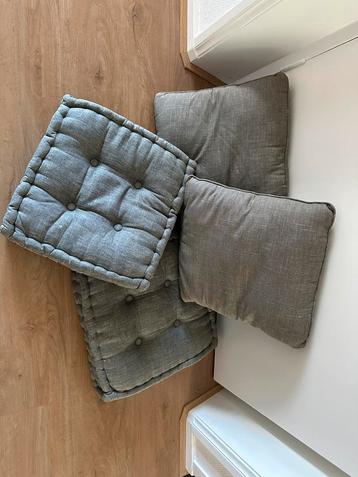 Kussens - matraskussentjes met bijpassende sierkussens beschikbaar voor biedingen