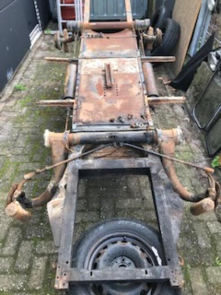 citroen 2cv chassis met wielmoeren chassis eend mehari, Auto-onderdelen, Carrosserie en Plaatwerk, Motorkap, Citroën, Voor, Ophalen of Verzenden