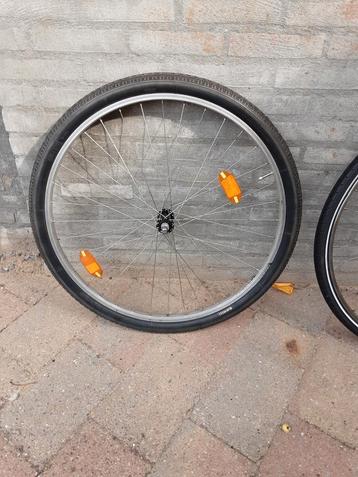Twee voorwielen met nieuwe banden 28 inch  beschikbaar voor biedingen