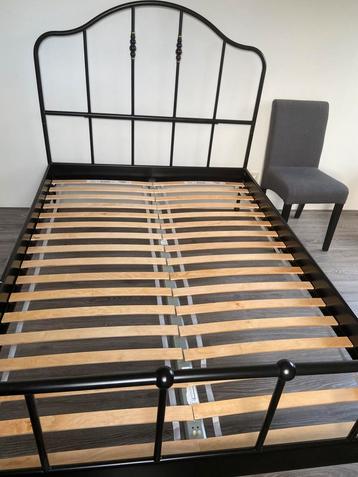 Bedframe met lattenbodem 140 x 200 beschikbaar voor biedingen