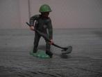 britains soldaatje 1/32 ruimt mijnen op jaren 70, Hobby en Vrije tijd, Modelbouw | Figuren en Diorama's, Ophalen, Gebruikt, Groter dan 1:35