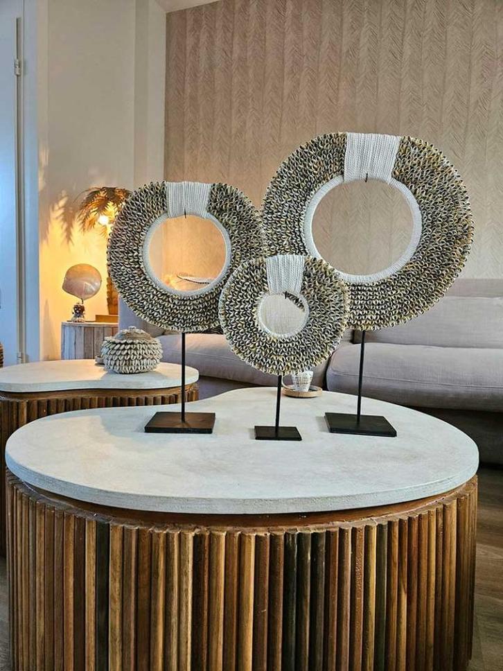 Ronde schelpenkrans Dewa uit Bali, Huis en Inrichting, Woonaccessoires | Kransen, Nieuw, Ophalen of Verzenden