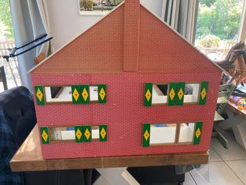 Poppenhuis beschikbaar voor biedingen