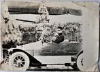 Oude foto Militairen kepie in militaire auto met spaakwielen, Ophalen of Verzenden, 1920 tot 1940, Ongelopen, Noord-Brabant