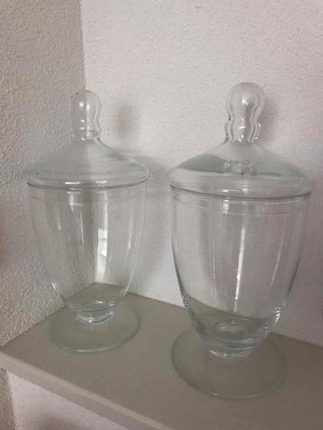 Twee glazen stolpen.  beschikbaar voor biedingen