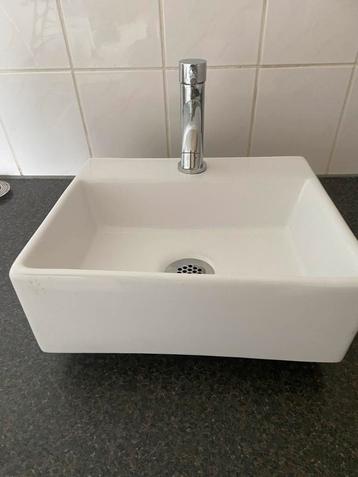 Fonteintje voor toilet met kraan beschikbaar voor biedingen