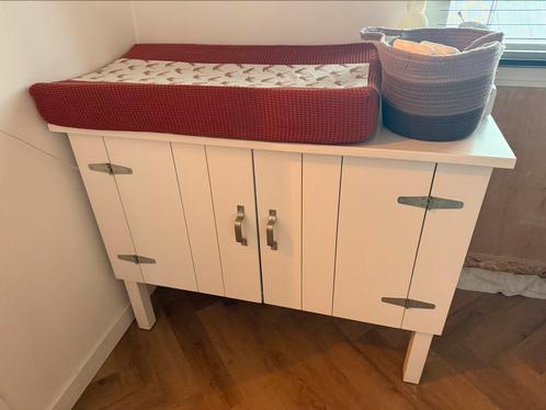 Commode babykamer, Kinderen en Baby's, Kinderkamer | Commodes en Kasten, Gebruikt, Commode, 90 tot 105 cm, 100 cm of meer, 50 tot 70 cm