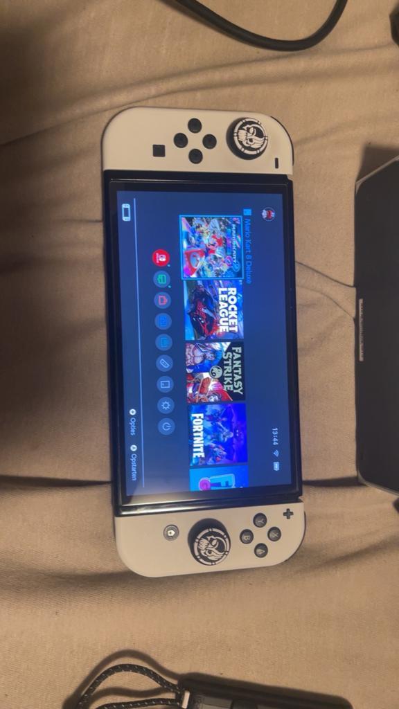 Nintendo Switch OLED + Mario Kart 8 Deluxe, Spelcomputers en Games, Spelcomputers | Nintendo Switch, Zo goed als nieuw, Switch OLED