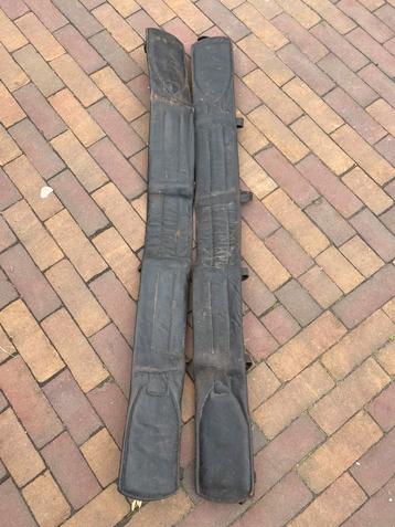 Lederen borst onderleggers beschikbaar voor biedingen