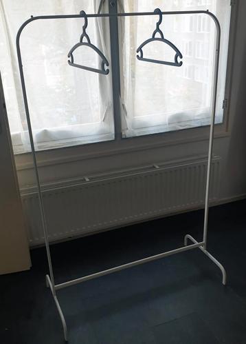 Kledingrek - Wit beschikbaar voor biedingen