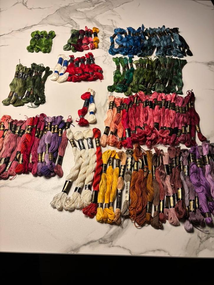 140 strengen dun katoen borduur garen, Hobby en Vrije tijd, Borduren en Borduurmachines, Zo goed als nieuw, Borduurgaren of Zijde