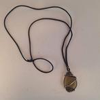 Lange ketting zwart leren koord met glazen/metalen hanger, Gebruikt, Verzenden, Zwart, Overige materialen