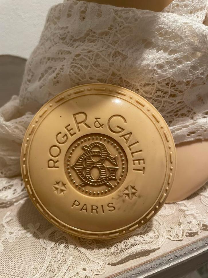 Brocante oude zeepdoos van Roger & Gallet, Verzamelen, Parfumverzamelingen, Gebruikt, Parfumfles, Ophalen of Verzenden