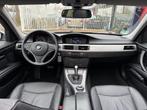 BMW 3-serie 320i AUT | Pano | Trekhaak | Goed Onderhouden!, Auto's, BMW, Achterwielaandrijving, Zwart, 4 cilinders, 150 pk