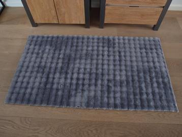 Nieuw ongebruikt trendy tapijt 83 x 149 cm beschikbaar voor biedingen