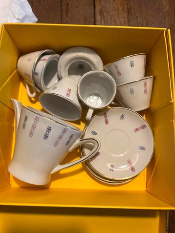 Vintage Poppenservies beschikbaar voor biedingen