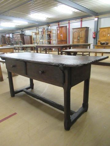 oer 11640 18e eeuwse kastanje houten tafel met grote laden beschikbaar voor biedingen