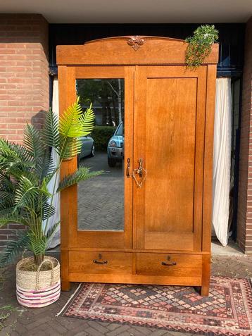 Mooie kledingkast beschikbaar voor biedingen