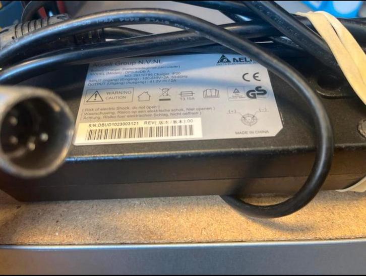 Accell 42V 2A Acculader - DPS84DB A, Fietsen en Brommers, Fietsaccessoires | Fietsaccu's, Gebruikt, Ophalen