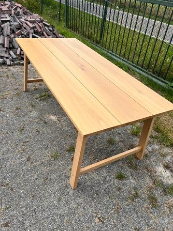 Eiken tafel beschikbaar voor biedingen