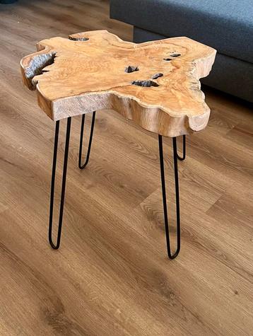 Houten bijzettafel met zwarte poten beschikbaar voor biedingen