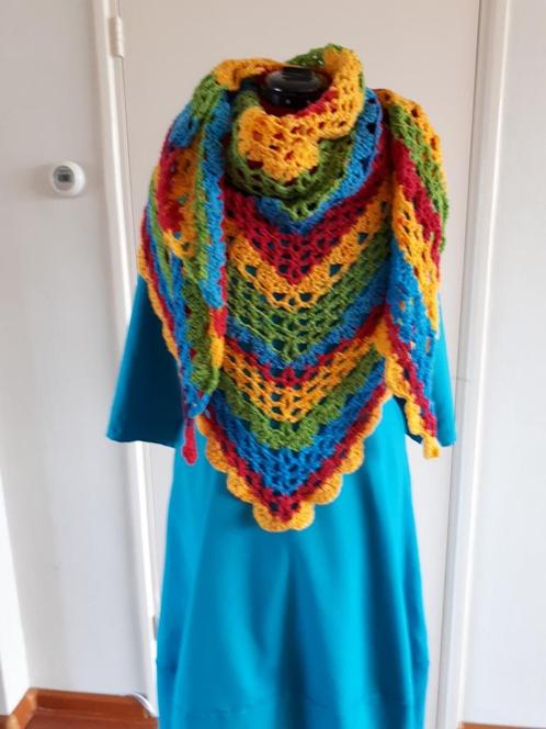 Vrolijke Grote Lichte Omslagdoek/Sjaal -  Handgemaakt, Kleding | Dames, Overige Dameskleding, Nieuw, Ophalen of Verzenden