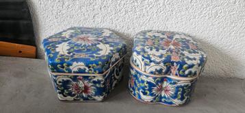 2 Blauwe Chinese Schaaltjes met Deksel beschikbaar voor biedingen