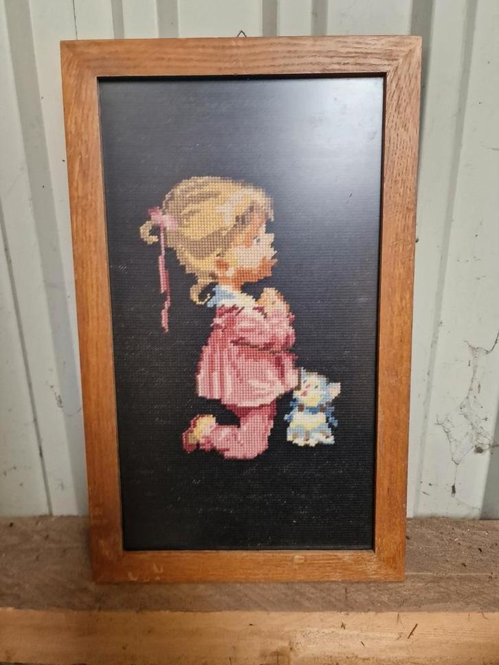 Vintage lijstje geborduurd biddend meisje, Huis en Inrichting, Woonaccessoires | Lijsten, Zo goed als nieuw, Minder dan 50 cm