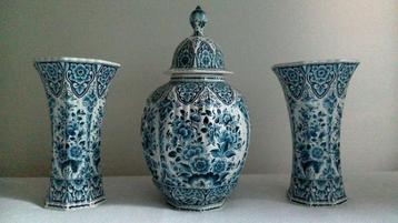 Set van 3 Delfts blauwe vazen met bloemmotief beschikbaar voor biedingen