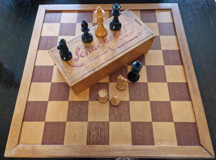 adv. 04 klassiek Staunton schaakspel - gelakte schaakstukken, Hobby en Vrije tijd, Denksport en Puzzels, Nieuw, Schaken, 500 t/m 1500 stukjes