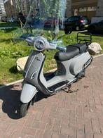 Mooi Capri scooter grey, Fietsen en Brommers, Snorfietsen en Snorscooters, Zo goed als nieuw, Benzine, Ophalen, Overige merken