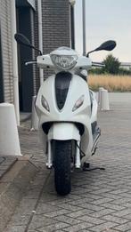 Piaggio new fly, Fietsen en Brommers, Scooters | Piaggio, Ophalen, Maximaal 45 km/u, Zo goed als nieuw, 80 cc