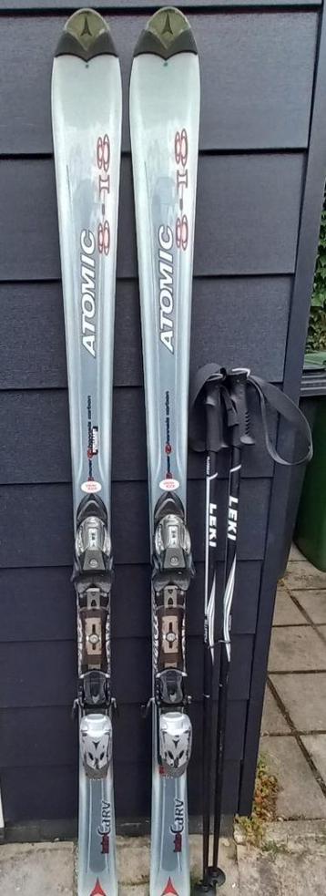 Skies met skistokken  beschikbaar voor biedingen