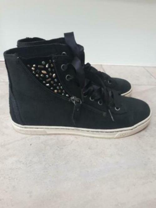 UGG gympen in nieuwstaat maat 38, Kleding | Dames, Schoenen, Zo goed als nieuw, Sneakers of Gympen, Zwart, Ophalen