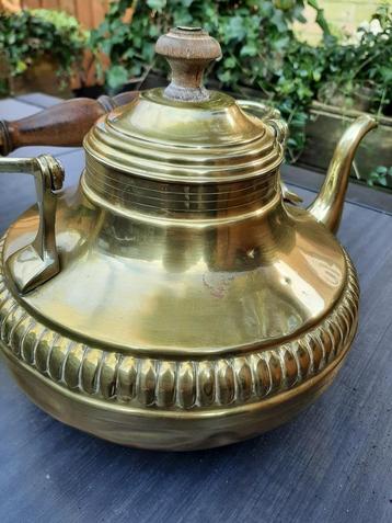 geel koperen ketel. beschikbaar voor biedingen