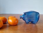 Dit blauwe spaarvarken is van het Finse Riihimäki-glas., Verzamelen, Spaarpotten, Ophalen of Verzenden, Zo goed als nieuw, Overige materialen