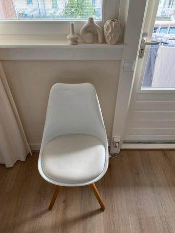 Witte Design Stoel beschikbaar voor biedingen