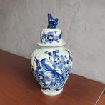 Delfts Blauwe Vaas met Deksel pauw en bloemen 40cm hoog, Antiek en Kunst, Ophalen of Verzenden