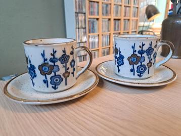 Vintage Kopjes en Schotels - Retro Bloemen Design beschikbaar voor biedingen