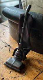 Ouderwetse stofzuiger voor poppenhuis, Verzamelen, Poppenhuizen en Toebehoren, Ophalen of Verzenden, Zo goed als nieuw, Poppenhuis