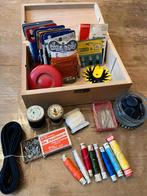 Naaidoos. Geheel gevuld met allerlei oude fournituren., Ophalen of Verzenden, Gebruikt, Overige typen