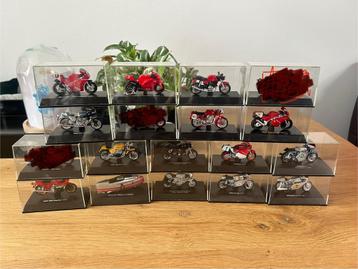 15x ducati schaalmodel 1:32 new ray in case beschikbaar voor biedingen