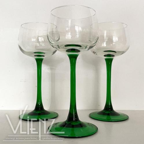 Drie vintage, retro Franse wijnglazen groene hoge voet, Verzamelen, Glas en Borrelglaasjes, Gebruikt, Overige typen, Ophalen of Verzenden