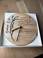 Miko wandklok van hout met tekst cadeau in deze keuken, Ophalen of Verzenden, Nieuw, Analoog, Wandklok