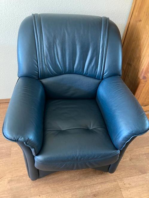 Donkerblauw leer tweezitsbank met fauteuil 43 cm zithoogte, Huis en Inrichting, Banken | Bankstellen, Zo goed als nieuw, Tweepersoons