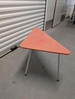 Jaren 50 slaapkamer tafeltje, driehoek, buisframe met hout, Gebruikt, Mid century, Metaal of Aluminium, 75 cm of meer