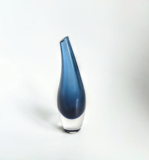 Tapio Wirkkala Iittala klein blauwe Kalanrakko vaasje, Antiek en Kunst, Antiek | Vazen, Ophalen of Verzenden